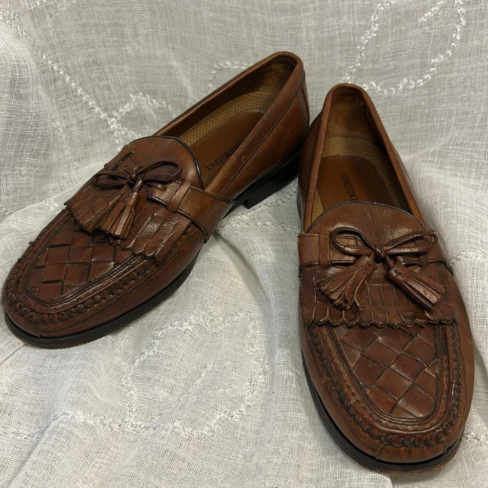 Johnston and Murphy leather loafers with tussles almost NEW